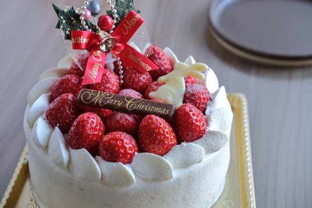 【2023年のクリスマスケーキ】6～8人分の予算は3,000円台で収める！大家族におすすめのコスパ良いケーキ選び