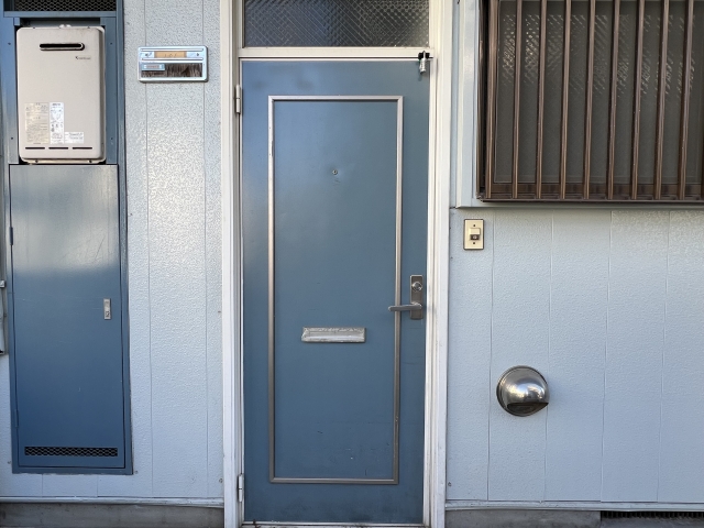なぜ日本の家では「外開き」ドアが主流？内外開きの違いとは？