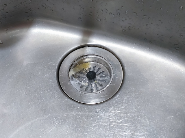 キッチンの排水口の汚れと詰まりを解消する効果的な手法と予防措置