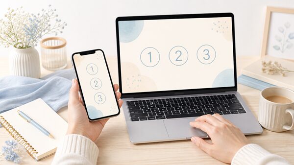 スマホとパソコンで丸数字の入力方法を確認しているイラスト