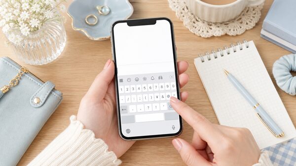 スマホで特殊文字の入力方法を確認しているイメージ